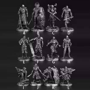 K&ouml;nnte beinhalten: Eine Sammlung von zw&ouml;lf silberfarbenen Metall-Fantasy-Kriegerfiguren, beschriftet von A bis L. Jede Miniatur zeigt eine einzigartige Figur in R&uuml;stung oder Kampfausr&uuml;stung auf einem runden Sockel mit detaillierten Waffen und Schilden.