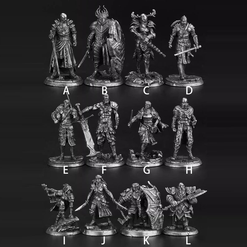 K&ouml;nnte beinhalten: Eine Sammlung von zw&ouml;lf silberfarbenen Metall-Fantasy-Kriegerfiguren, beschriftet von A bis L. Jede Miniatur zeigt eine einzigartige Figur in R&uuml;stung oder Kampfausr&uuml;stung auf einem runden Sockel mit detaillierten Waffen und Schilden.