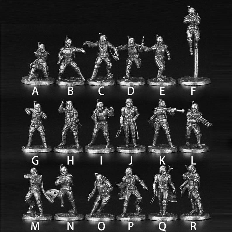 K&ouml;nnte beinhalten: Ein Set mit 16 silberfarbenen Mandalorianer-Actionfiguren, jede in einer anderen Pose. Die Figuren sind in vier Reihen zu vier angeordnet und mit A bis R beschriftet.