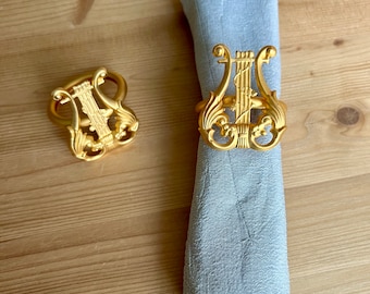 Servetringen.  Verguld. Vorm van Harp. Muziekinstrument. Nieuw