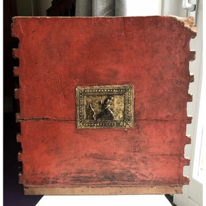 Antiek Paneel met Boeddha in relief. Thais Birmees . Paneel was deel van kist uit tempel. Rood met goud
