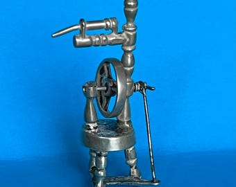 Spinnewiel van Zilver. Miniatuur. Vintage. Gemaakt  in Rotterdam jaren 70. Met hallmark