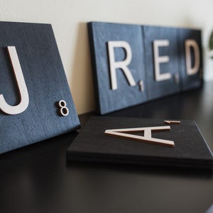 Peças grandes de Scrabble de 5,5", letras de arte de parede de peças de Scrabble, letras de madeira, letras de Scrabble, placa de nome de palavras cruzadas, presente de inauguração de casa