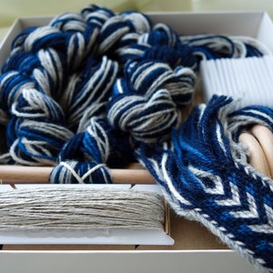 Kit per tessere tavolette, kit fai da te elementare, kit completo per tessere una cintura o un segnalibro con tavolette/carte - ARROWS DOUBLE blu-grigio
