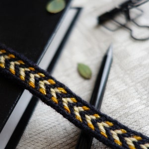 Tablet weefset, doe-het-zelf kit elementair, complete kit voor het weven van een riem of bladwijzer met tablets/kaarten - PIJLEN goud-zwart