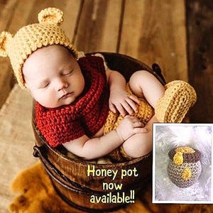 Winnie the Pooh inspired crochet photo prop. Pooh costume. Boy/girl options. Newborn size only. Fast shipping!