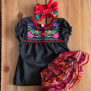 Baby and toddlers Outfits - Embroidered blouse - bloomer and headband included