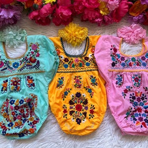 Body mexicano bordado para bebé y niño pequeño con diadema de flores.