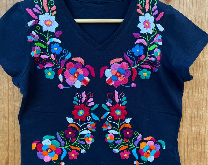 Size MEDIUM (6US) Mexican t- shirt hand embroidered Cotton - t-shirts