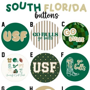 Op de afbeelding: Een verzameling van negen ronde knopen met verschillende ontwerpen en tekst. De knopen tonen bovenaan de tekst "SOUTH FLORIDA buttons". Ontwerpen omvatten de letters "USF", "GO BULLS", voetbalgerelateerde afbeeldingen en cowboylaarzen. De kleuren zijn groen, beige en wit.