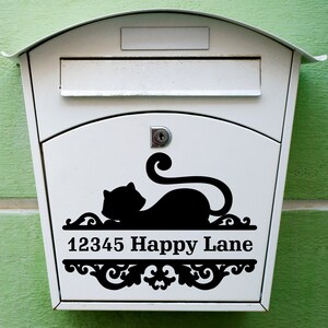 Peut inclure: Boîte aux lettres blanche avec une silhouette noire de chat et l'adresse 12345 Happy Lane.