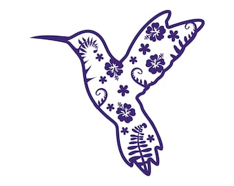 Puede incluir: Silueta púrpura de un colibrí con patrones florales y de helechos que llenan su cuerpo. El ave se representa en pleno vuelo, con las alas extendidas. El diseño es de un solo color, creando un fuerte contraste sobre fondo blanco.
