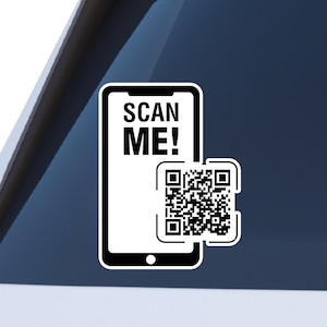 Puede incluir: Una pegatina en blanco y negro con un gráfico de smartphone con el texto "SCAN ME!". Un código QR está al lado del teléfono. La pegatina está diseñada para colocarse en la ventana de un coche u otra superficie.