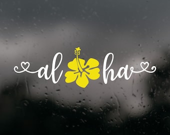 Pode incluir: Texto branco em itálico com a palavra "aloha" e uma flor de hibisco amarela no centro. O "a" em "al" está conectado a um redemoinho em forma de coração. O "a" em "ha" está conectado a um redemoinho em forma de coração.