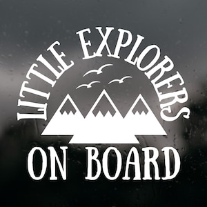 Peut inclure: Un autocollant en vinyle blanc avec le texte LITTLE EXPLORERS ON BOARD dans une police grasse et arquée. Le motif comprend un graphique de trois sommets montagneux enneigés et trois petits oiseaux volant au-dessus des montagnes au centre.