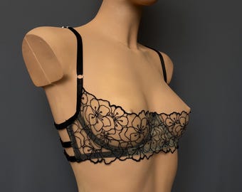 Lencería de encaje floral bordado con sujetador de soporte y braguita sin entrepierna o tanga. Sujetador tipo estante con copa abierta de un cuarto de pulgada (1/4) - ROXY Ready Lingerie (regalo)