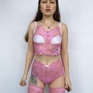 Lila spets pyjamasset med transparenta underkläder, genomskinlig kort topp med snäckskal, minishorts, smekmånadsunderkläder för brud