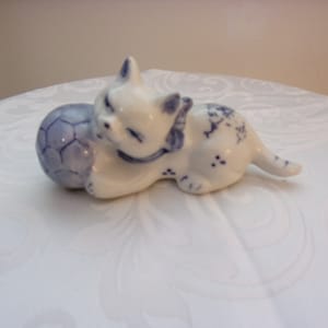 Vintage Ceramic Blue And White Kitten With A Yarn Ball Figurine