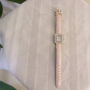 Vintage Womens Montres De Fleur Quartz Watch With Leather Band And Rhinestones