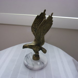 Figurine vintage d'aigle en laiton avec un socle en marbre