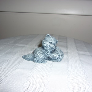 Vintage Handcrafted Mount St. Helen Ash Cat With A Ball Of Yarn Figurine