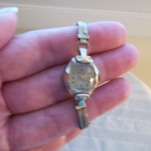 Vintage Best Watch17 Jewels Womens Watch With Unique Band