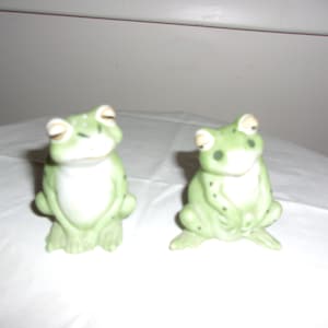 Vintage Handcrafted Ceramic Frog Salt And Pepper Shakers