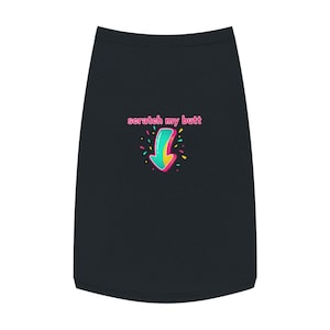 Puede incluir: Camiseta negra para mascotas con la frase "scratch my butt" en texto rosa. Un gráfico de flecha colorida apunta hacia abajo. La flecha es turquesa, amarilla y rosa, con acentos de confeti. La camiseta es para un perro.