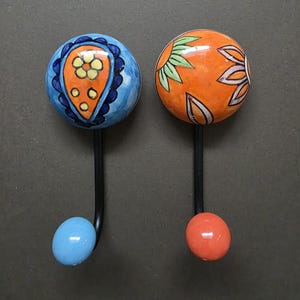 Set med 2 mellanbruna vintage-galgar i keramik, väggkrokar, vägghängare, 8 cm i diameter