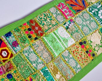 Folklig bordslöpare. Indisk broderad bordsdekoration.