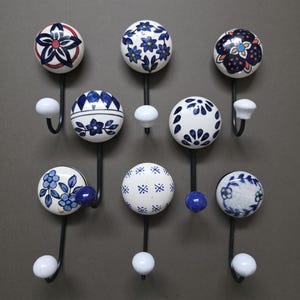 Appendiabiti vintage colorati di medie dimensioni, gancio da parete in ceramica