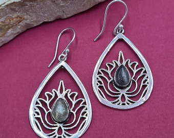 Lotus flower earrings. Silver vintage earrings.