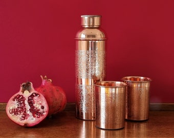 Juego de botella y vasos de cobre macizo puro certificado, grabados y elaborados a mano.