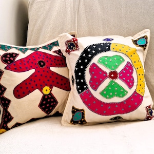 Set med 2 kuddfodral i vintage-mönster: Broderade indiska kuddar