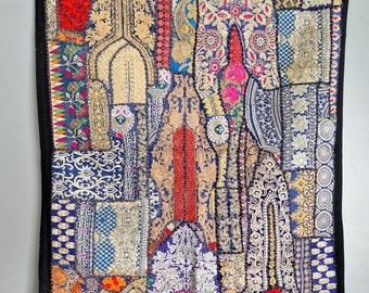Indyjska dekoracja ścienna w stylu vintage: haftowany gobelin (100 x 150 cm)