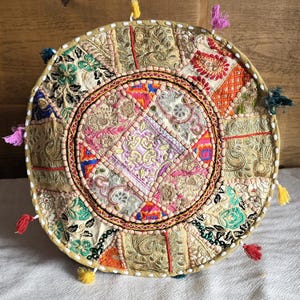 Etniskt pufföverdrag. Patchwork fotpall. Indisk heminredning.
