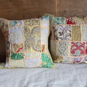 Op de afbeelding: Een set van drie keramische mokken met een gespikkelde, matte afwerking. De mokken zijn in crème, lichtgrijs en donkergrijs. Elke mok heeft een eenvoudig, minimalistisch ontwerp en een afgeronde handgreep.