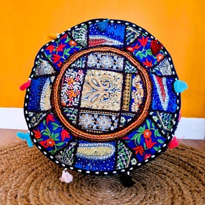 Etniskt pufföverdrag. Patchwork fotpall. Indisk heminredning.