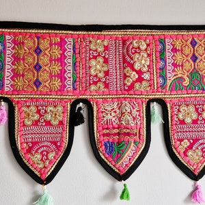 Puerta tradicional india colgando. Torán indio.