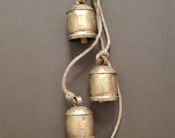 Cloches en fer rustique. Lot de 4 lourdes cloches à vache. Cloches de vache indiennes