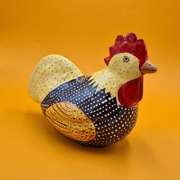 Boîte de poulet mâché en papier peinte à la main. Boîte en papier mâché.