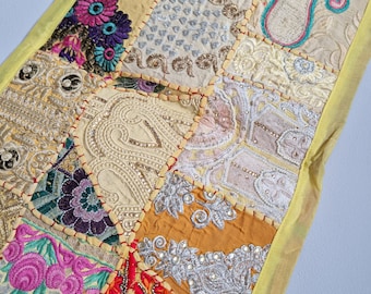 手作りのテーブルクロス。オリエンタルなテーブルランナー