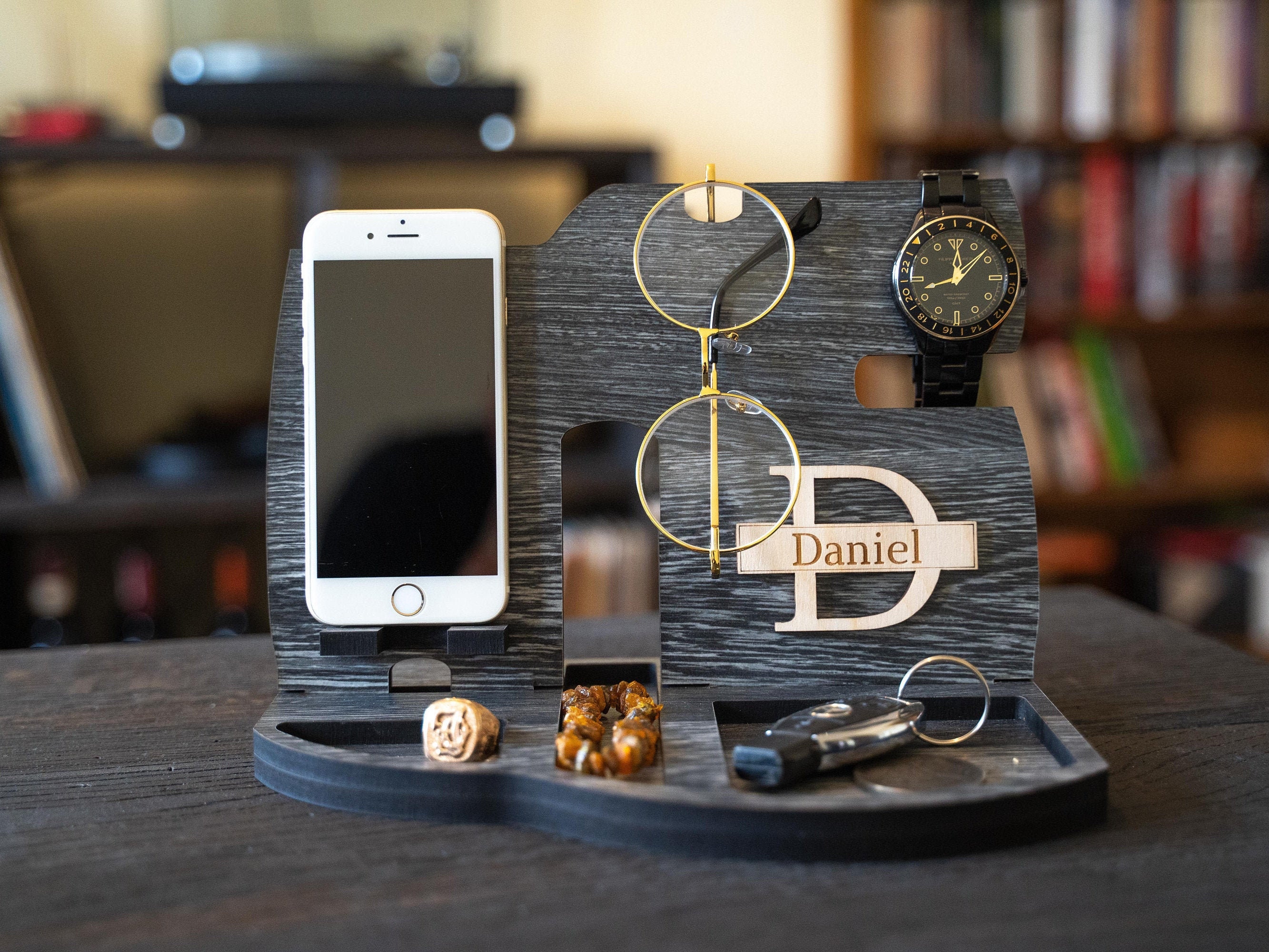 Nachttischhalter aus Holz Personalisierte Dockingstation Geschenkidee für Männer Smartphone-Ständer Nachttischhalter aus Holz Personalisierte Dockingstation Geschenkidee für Männer Smartphone-Ständer