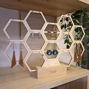 Organisateur personnalisé de support de boucle d'oreille, cadeau de stockage de présentoir de bijoux en nid d'abeille pour son anniversaire de petite amie fait main de mère