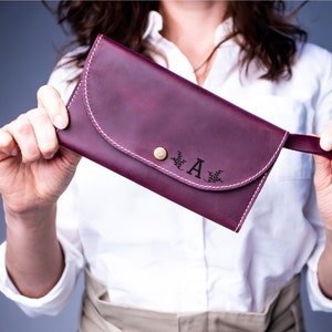 Cartera de cuero personalizada / Embrague de sobre para mujer con monograma, regalo del 3er aniversario para esposa, Cartera con correa extraíble, Día de las Madres