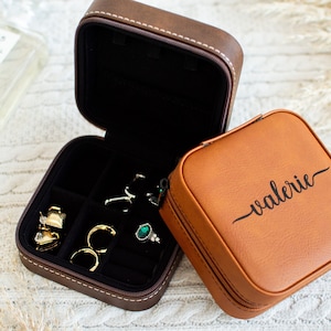 Personalized leather travel jewelry box with custom name engraving, ideal for Mother's Day, anniversaries, and gifts for her.