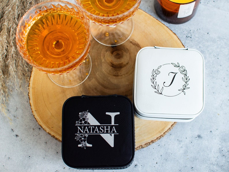 Stylish and practical leather jewelry box, perfect for Mother's Day, 3rd anniversary gifts, and bridesmaid proposals.