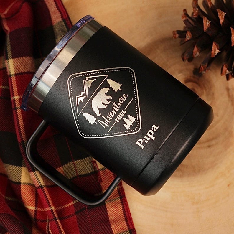 Taza de viaje personalizada para parejas / Taza de camping personalizada de 443 ml / Diseños de viajes felices, oso, montaña y aventura / Taza de regalo para autocaravanas Black