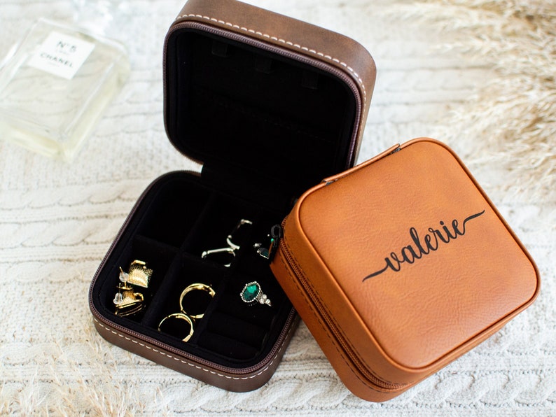 Personalized leather travel jewelry box with custom name engraving, ideal for Mother's Day, anniversaries, and gifts for her.