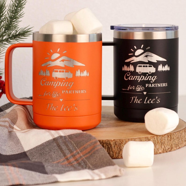 Taza de viaje personalizada para parejas / Taza de camping personalizada de 443 ml / Diseños de viajes felices, oso, montaña y aventura / Taza de regalo para autocaravanas imagen 11